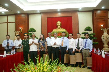 Outstanding workers honored - ảnh 1